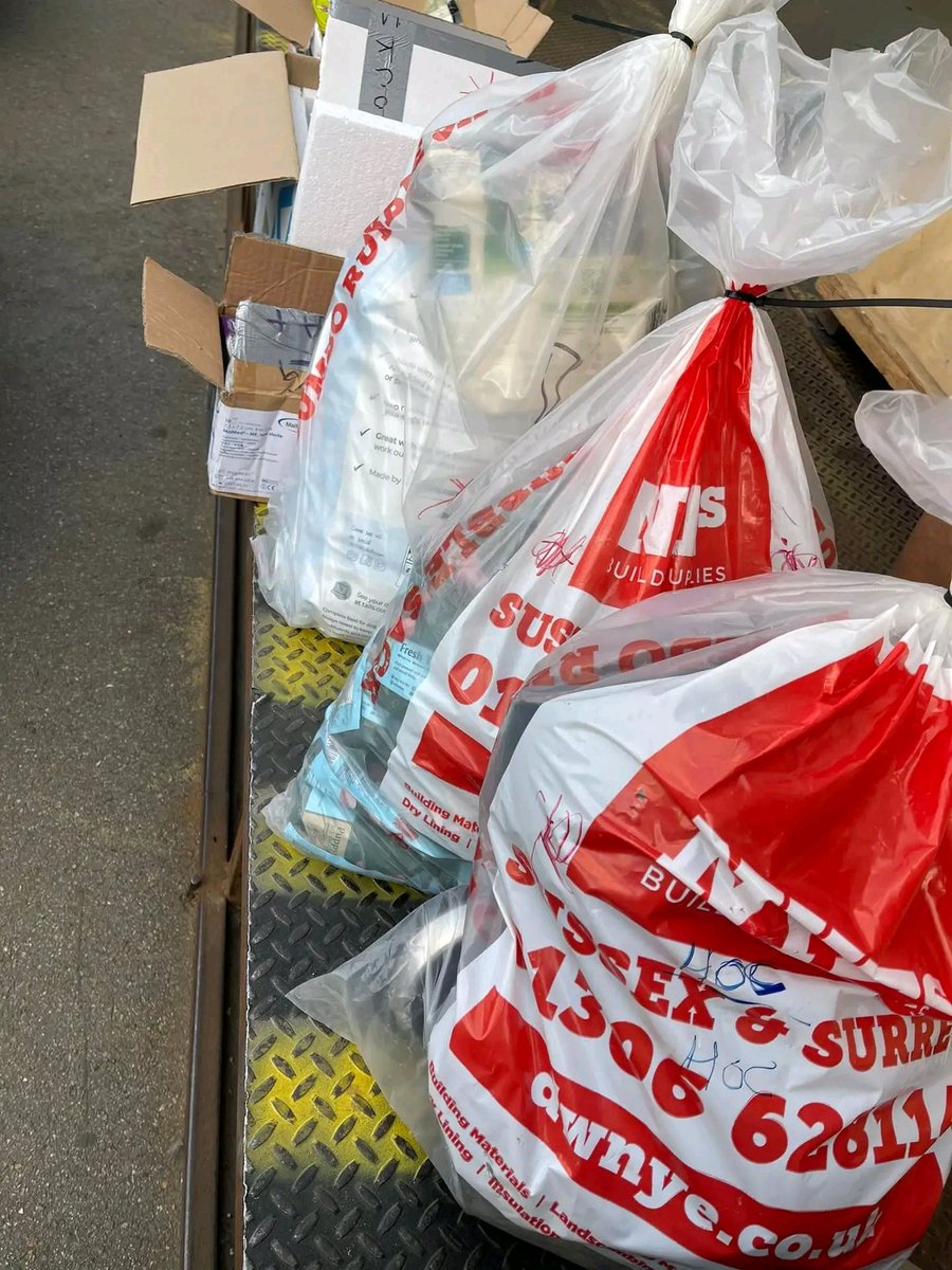 Tailscareua's tweet photo. Today we want to thank 
our dear Rebecca Renmant-Oliver for helping the homeless animals of Kharkiv🇺🇦❤️🐾
Thank you for the delicious pastes, food, dishes,
treats for dogs and cats🐕🐈 
Look how happy they are🥹🤗☺️~ ~It's all thanks to you

Let's save lives together🫶 https://t.co/U4qnmXIgel