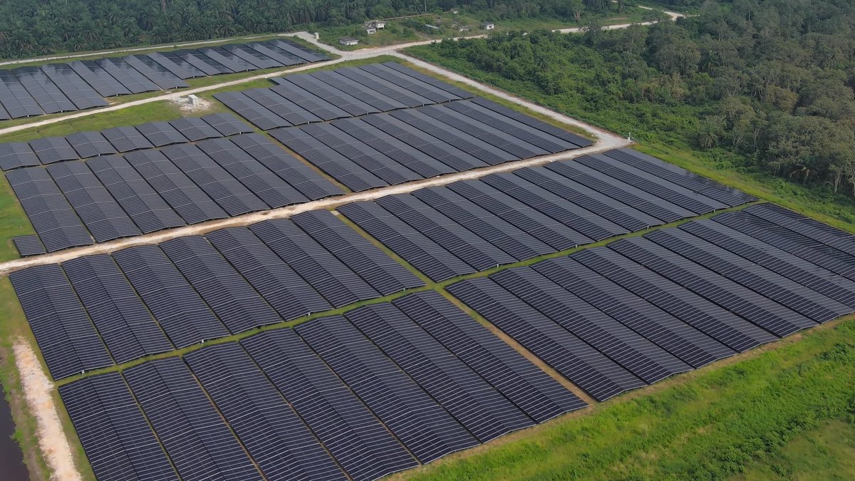 GoodWePower's tweet photo. #GoodWe together with #Solarvest and #MKLand successfully launch a 11MW solar farm in #Malaysia. ☀️Solar Citra is the first solar farm to use GoodWe's full utility solution with: 
+ Strting inverter - HT250kW | 1500V 
+ MV station - step up from 800V to 33kV https://t.co/m3TJ8mRwWe