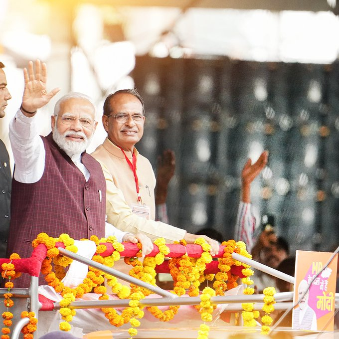 TheSootr's tweet image. ➡️ विशेष विमान से भोपाल पहुंचे प्रधानमंत्री नरेंद्र मोदी
➡️ जंबूरी मैदान के लिए होंगे रवाना
➡️ कार्यकर्ता महाकुंभ को करेंगे संबोधित
➡️ कार्यकर्ताओं को देंगे जीत का मंत्र
.
.
#Bhopal
#PMModi 
#pmmodiinmp
#MadhyaPradesh 
#MadhyaPradeshElection2023 
#BJPKaryakartaMahaKumbh2023…