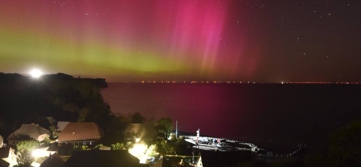 meteoHRO's tweet photo. Wow! In der zweiten Nachthälfte gab es zeitweise eine richtige #Polarlichter-Show. Hier die schönsten Bilder der Webcam am Peilturm Kap Arkona und in Vitt!

https://t.co/E4ElcMGAZh

#Nordlichter #Auroraborealis #aurora #Ostsee #Rügen https://t.co/3botLdJtrq