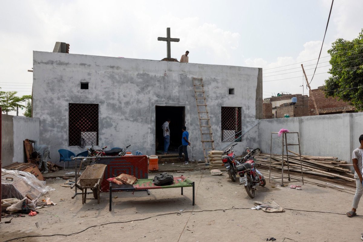 refdag's tweet photo. HVC-directeur vanuit Pakistan: Zelfs graven van christenen stukgeslagen https://t.co/bvLcWVdemu #pakistan #Jaranwala #christenvervolging @StichtingHVC https://t.co/zbzpMqV7rw