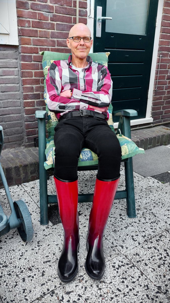 Welliesare4men2's tweet image. A couple more of the red &quot;Däv&quot; boots, from my archive. 😃

They originally had a soft and thick inner lining, but I removed that to make them fit me. They&apos;re only made up to size 41 (UK7)

#Däv #Boots #Wellies #Tall #Rare #Awesome #Stunning #Standout #BeSeen #DareToBeDifferent