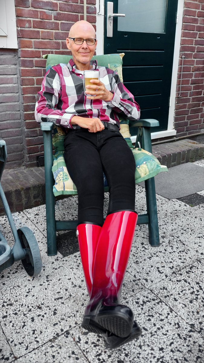 Welliesare4men2's tweet image. A couple more of the red &quot;Däv&quot; boots, from my archive. 😃

They originally had a soft and thick inner lining, but I removed that to make them fit me. They&apos;re only made up to size 41 (UK7)

#Däv #Boots #Wellies #Tall #Rare #Awesome #Stunning #Standout #BeSeen #DareToBeDifferent