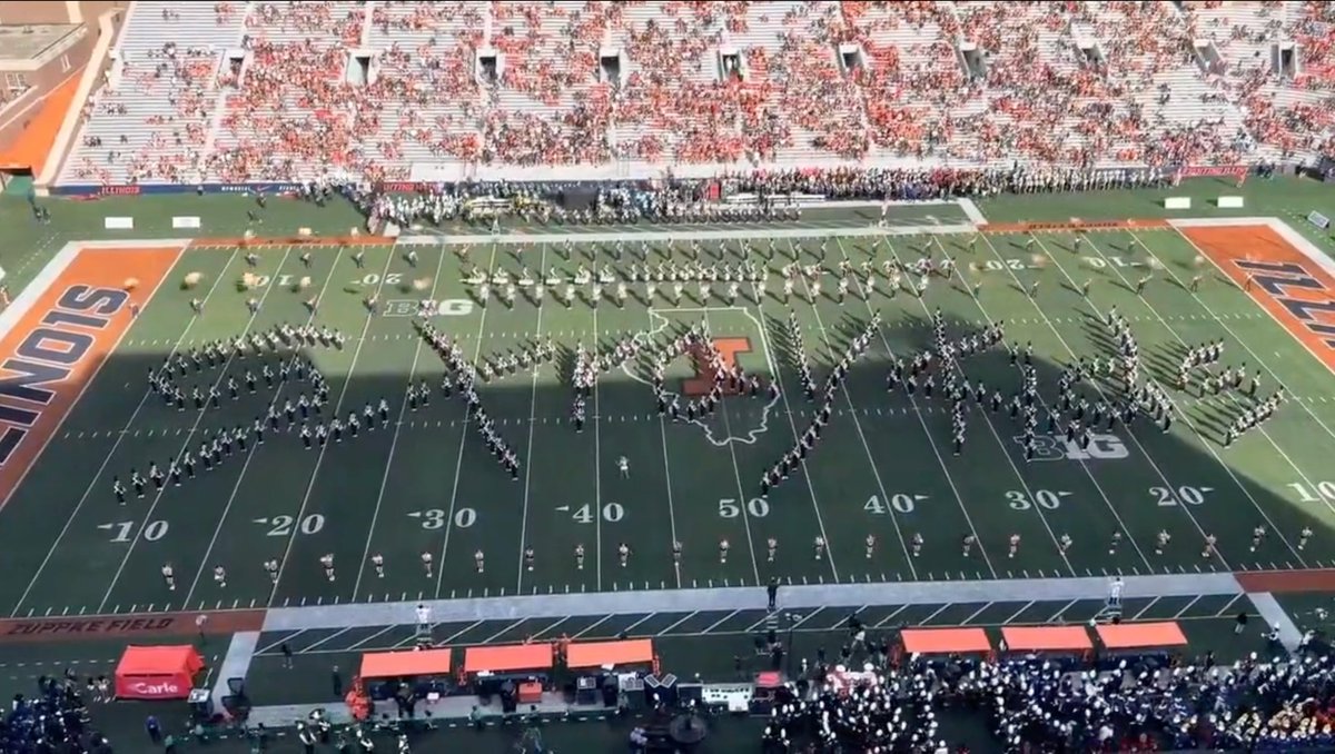stray kids being spelled out by the university of illinois urbana-champaign's marching band is so fucking cool