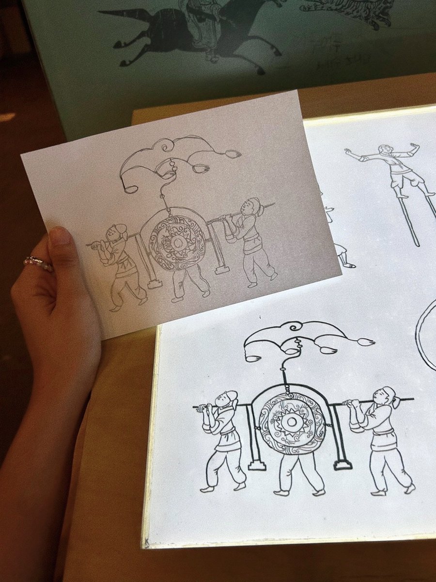 📟 [#YGIG_GM] 

happy monday ulit wego!!

throwback storytime naman tayo ngayon. this was at a museum in korea, parang pipili ka ng drawing to trace. +

#AlexeiDEFtaraG #YGIGAlexei