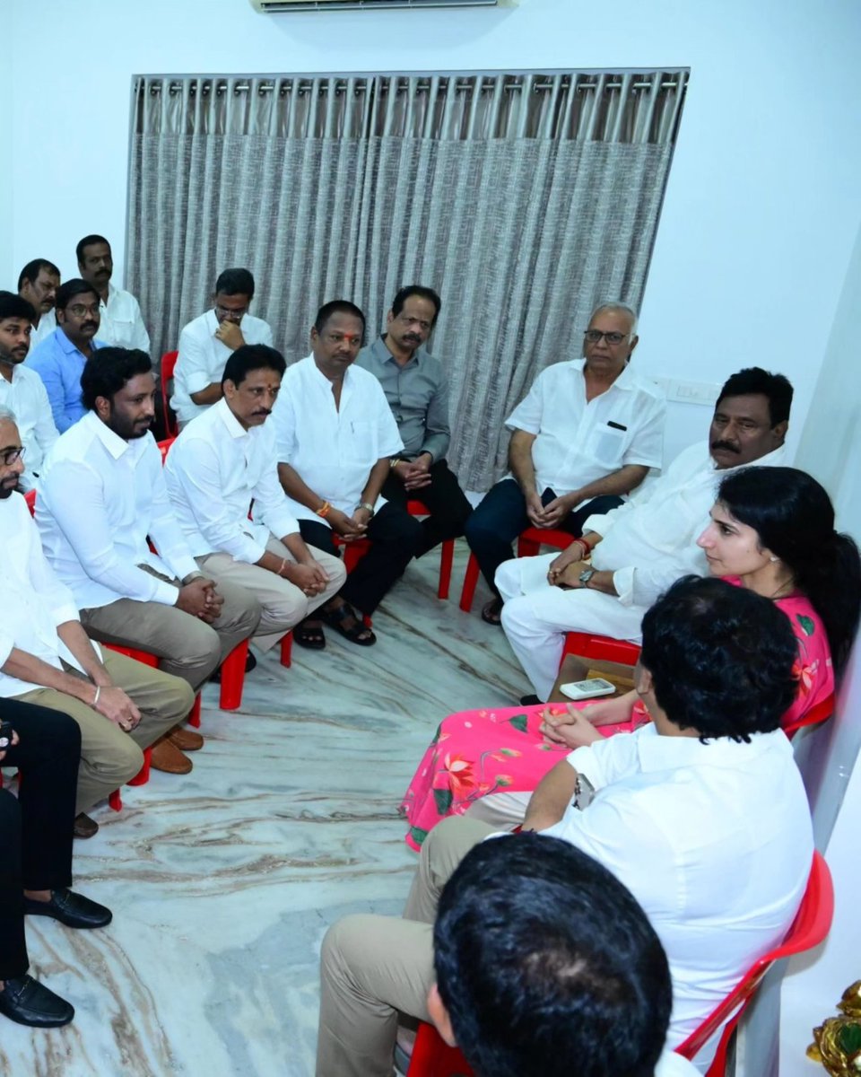 yuvagalam's tweet photo. రాజమండ్రిలో నారా బ్రాహ్మిణిని కలిసి సంఘీభావం తెలిపిన తూర్పుగోదావరి జిల్లా జనసేన నేతలు.. 
#CBNLifeUnderThreat
#IAmWithBabu
#PeopleWithNaidu 
#CBNWillBeBackWithABang https://t.co/jl8jiIaTHN