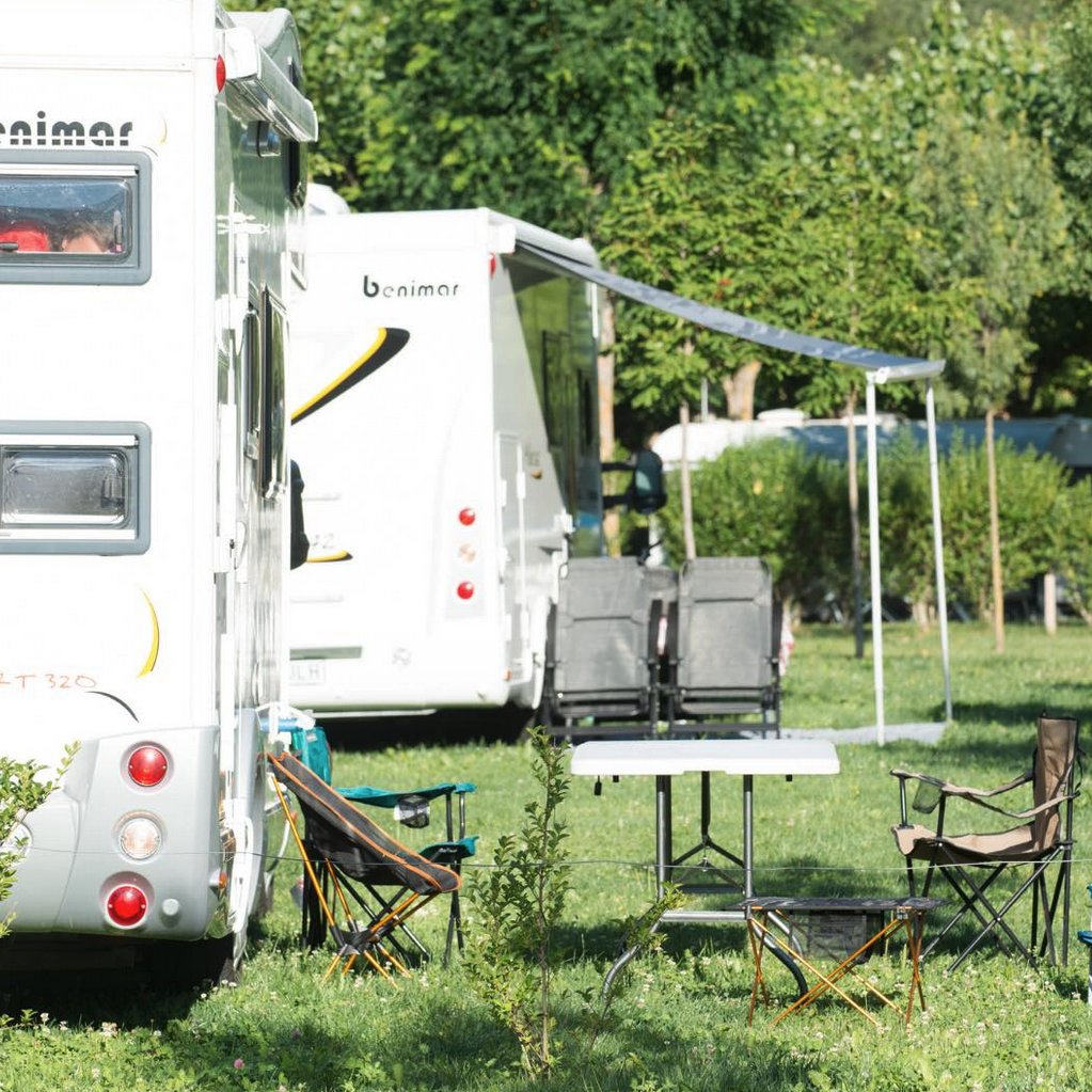 Nuestra zona de acampada es el mejor lugar para descansar y cargar pilas. En tienda, furgoneta o autocaravana, ¡tú decides!