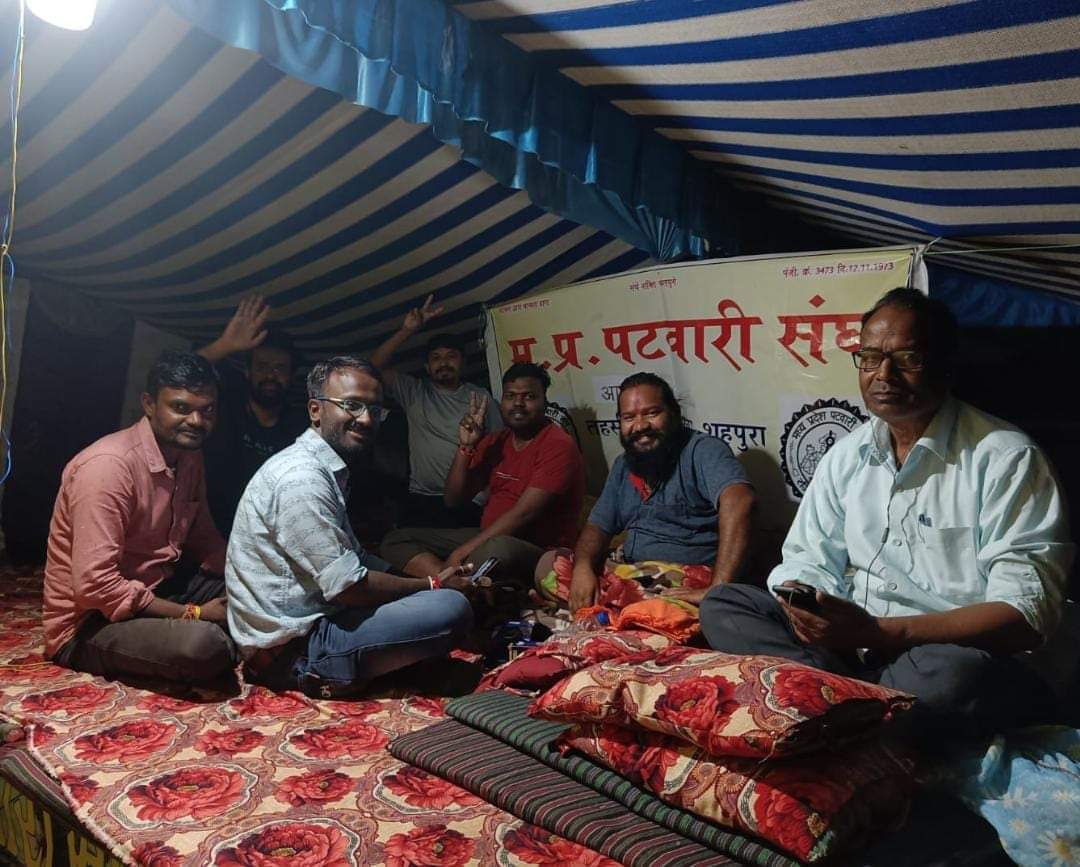 Rasuman20's tweet photo. #sohan_patwariji_ko_salam
सलाम है सोहन जी को
#पटवारी_आमरण_अनशन
#प्रधानमंत्री_और_पटवारी
@CMMadhyaPradesh @OfficeofSSC
@PMOIndia @narendramodi 
@AmitShah @TheLallantop @BBCHindi @ZeeMPCG @JM_Scindia @OfficeOfKNath @INCIndia @INCMP @vdsharmabjp @sajjanvermaINC @JansamparkMP https://t.co/K5fVTflTVb