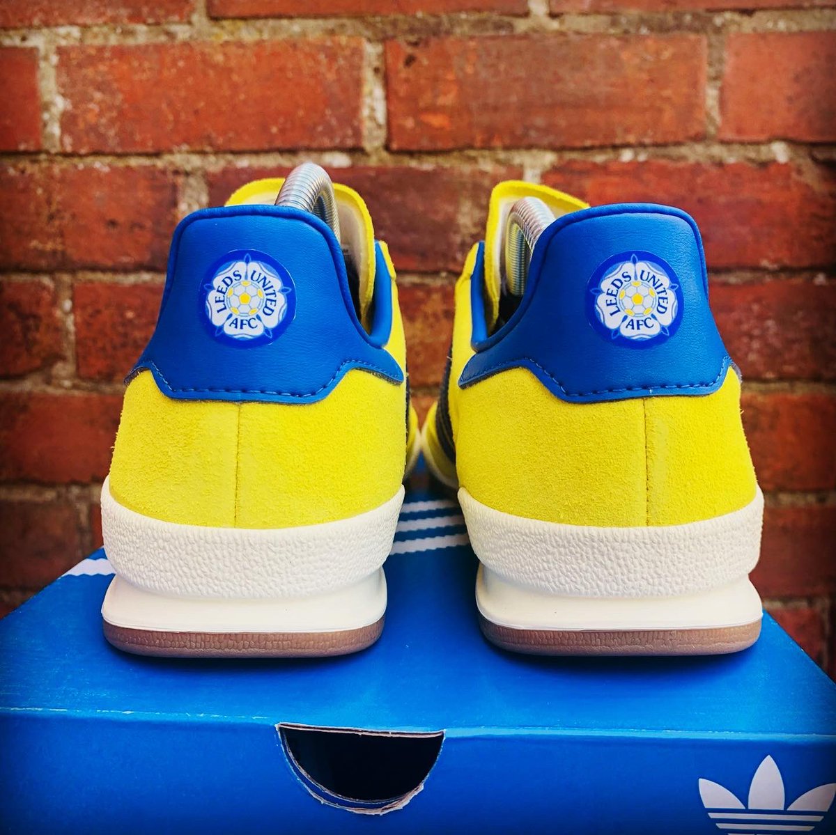 MARCHING ON TOGETHER 💛💙 • Here’s some “Dirty Leeds” customs completed using a pair of adidas Jeans for one of my top customers @dannyblufc 👟 A subtle custom using a couple of club badges to keep that terrace look 👌🏻 • #lufc #leeds #MOT #leedsunited #leedsutd #elandroad