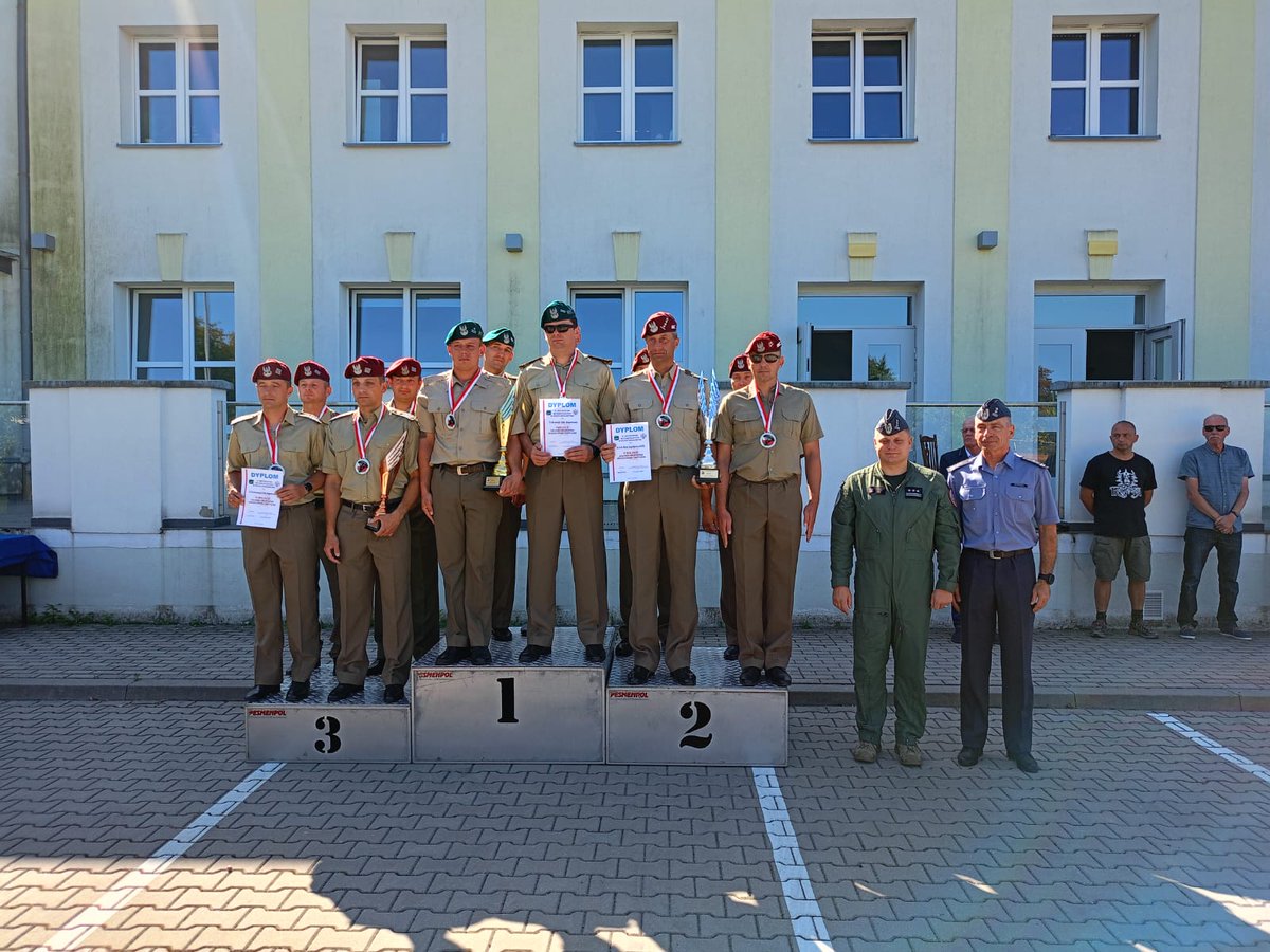 9pulkrozp's tweet image. W dniach 10-15.09.2023 r. rozegrane zostały 51 Mistrzostwa Wojska Polskiego w spadochronoarstwie. Skoki były wykonywane z samolotu M-28 oraz śmigłowca Mi-17 z wys. 1200m. Mistrzostwo w konkurencji celności lądowania na spadochronach taktycznych po raz 4 zdobył #9PR!