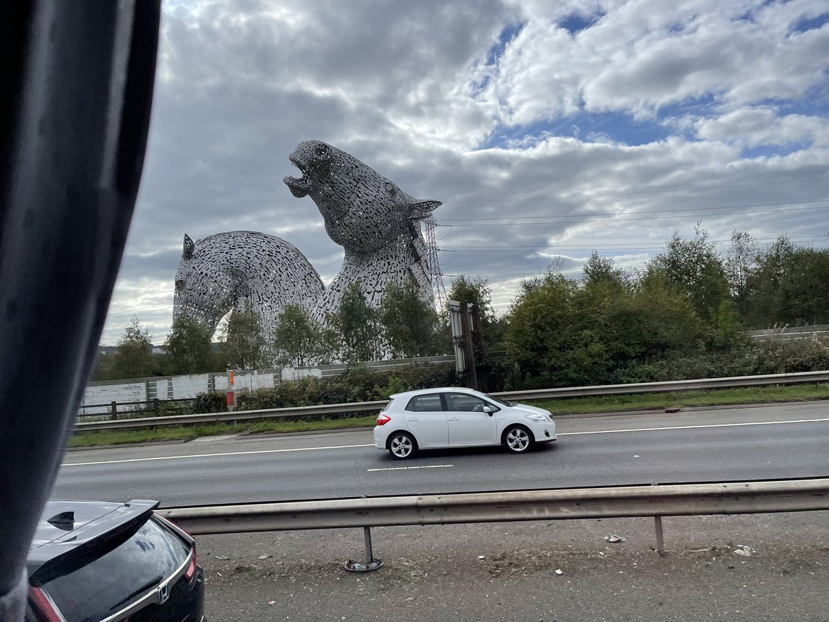 Nappasin kuvan maailman suurimmista hevosveistoksista matkalla lentokentälle😀 #kelpieshorses #EDINBURGH