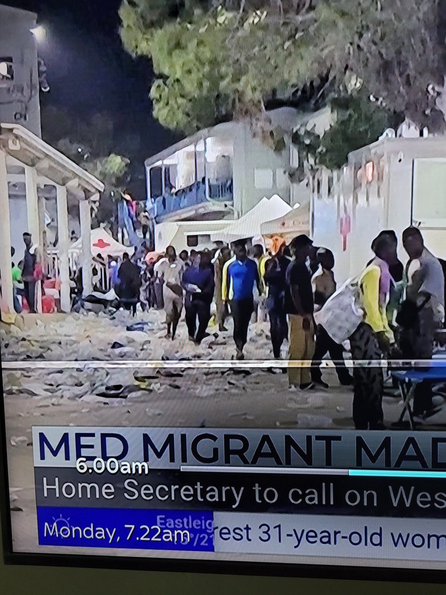 greendoorg's tweet image. #thisislampedusa   #riversofblood These poor people,having their home invaded by absolute filth.
 #sinkumorturnum
