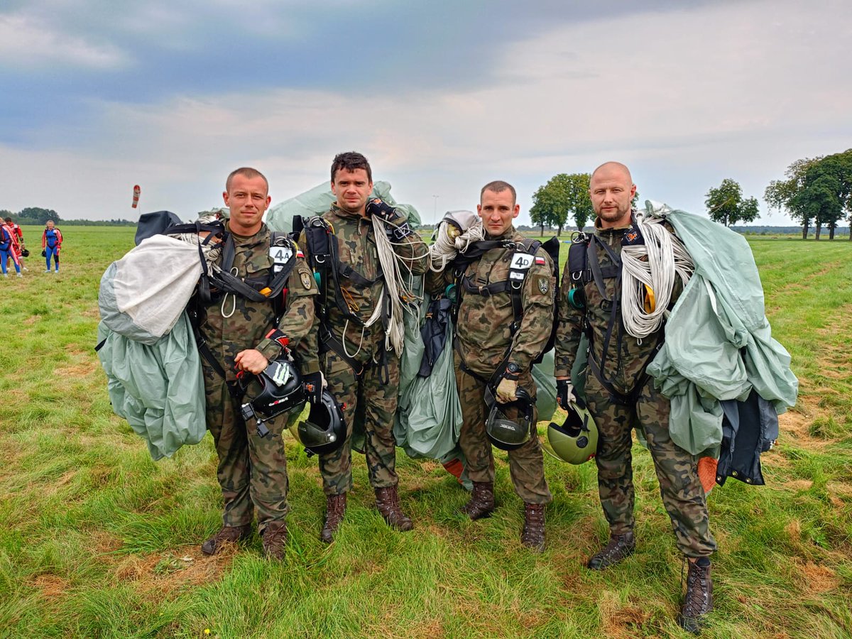 9pulkrozp's tweet image. W dniach 10-15.09.2023 r. rozegrane zostały 51 Mistrzostwa Wojska Polskiego w spadochronoarstwie. Skoki były wykonywane z samolotu M-28 oraz śmigłowca Mi-17 z wys. 1200m. Mistrzostwo w konkurencji celności lądowania na spadochronach taktycznych po raz 4 zdobył #9PR!
