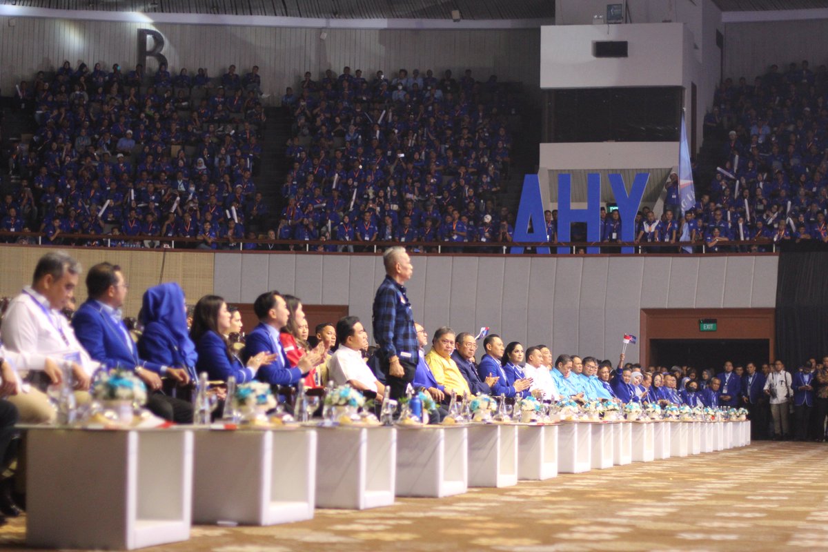 prima_or_id's tweet photo. Trimurti Kebangsaan Kita: Masa lalu yang hebat dan gemilang, masa sekarang yang gelap dan asor, masa depan yang toto tentrem kerto raharjo gemah ripah loh jinawi. (Agus Jabo Priyono) https://t.co/20C6UDPm2u