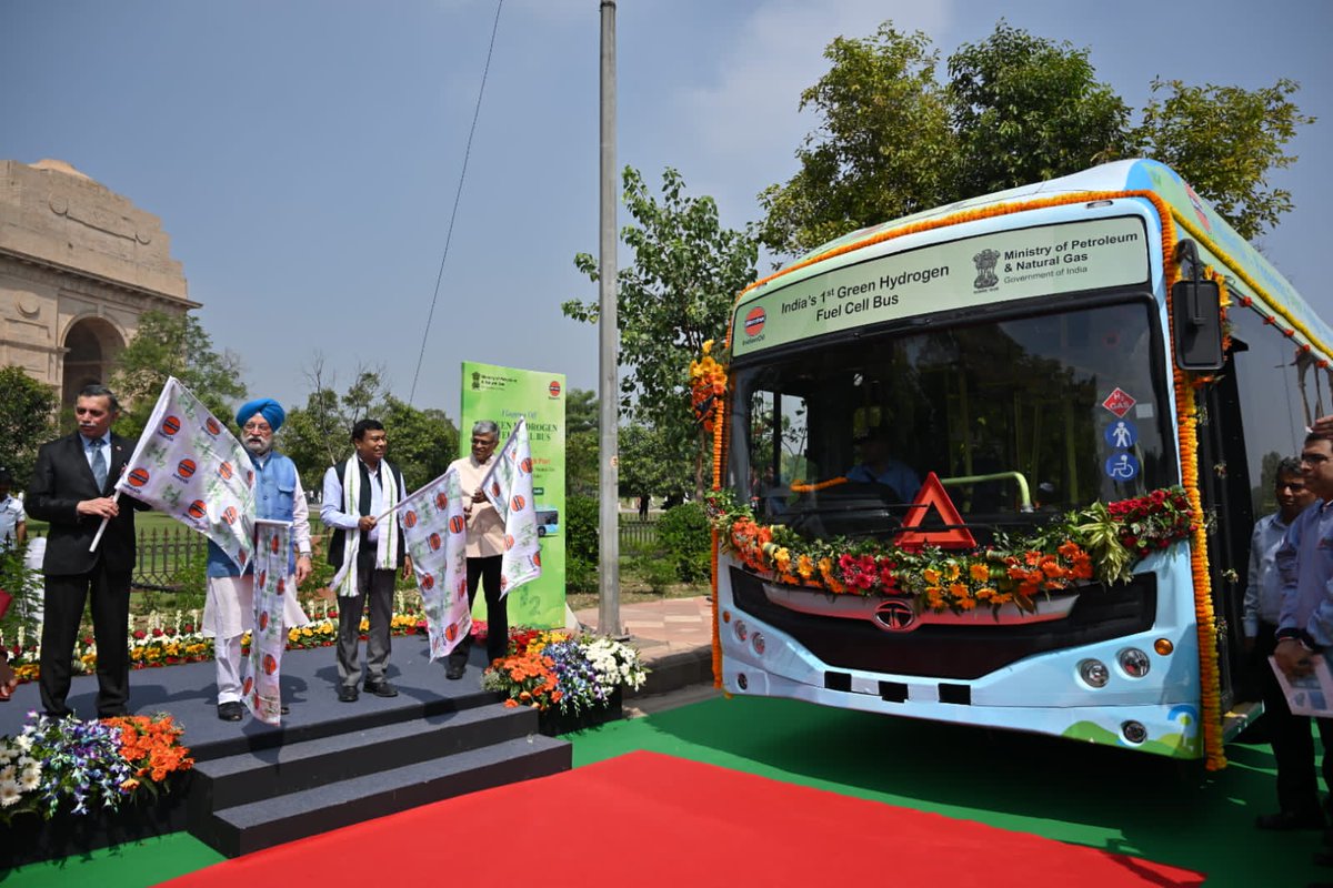 Rameswar_Teli's tweet photo. Glad to attend flagging off of two Green Hydrogen Fuel Cell buses at India Gate in the august presence of Hon'ble Union Minister for Petroleum &amp; Natural Gas and Housing &amp; Urban Affairs Sh @HardeepSPuri ji. (1/3)

@PMOIndia 
@PetroleumMin https://t.co/T1yIdNHkGG