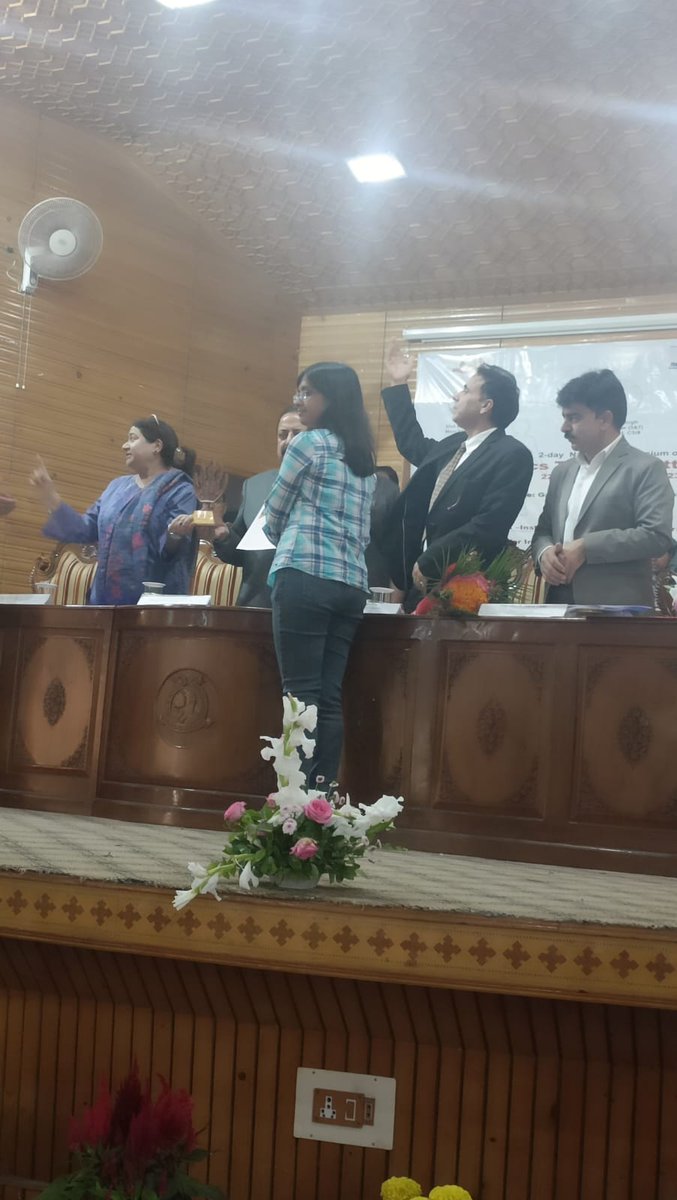 Dr. Souvik Maiti addressed the students and faculty at University of Kashmir in the presence of Hon'ble Minister of Science & Technology @DrJitendraSingh, Prof. Nilofar Khan- the first woman VC of the university- along with other dignitaries. And we concluded One Week One Lab at