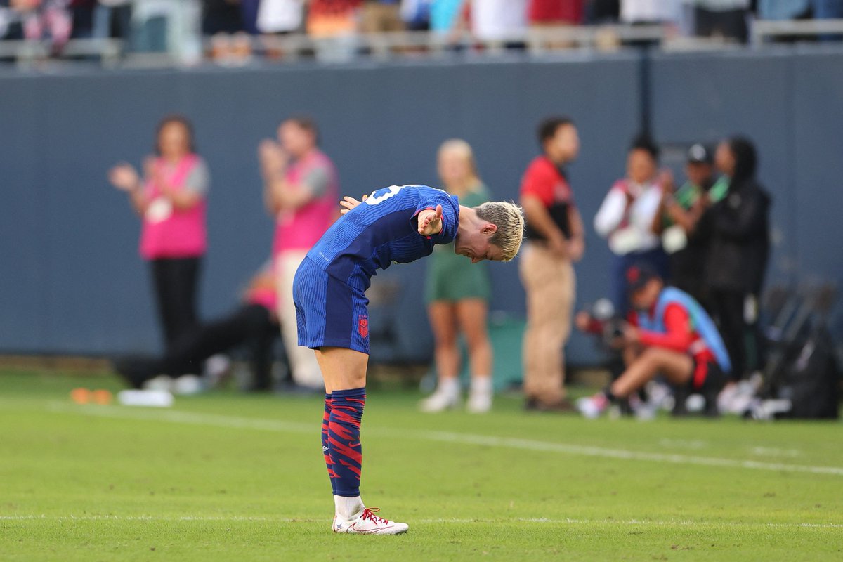 relevo's tweet photo. 🥹 El adiós a una leyenda.

Megan Rapinoe ha jugado su último partido con Estados Unidos.

𝟏𝟕 𝐚𝐧̃𝐨𝐬, 𝟐𝟎𝟑 𝐩𝐚𝐫𝐭𝐢𝐝𝐨𝐬 𝐲 𝟔𝟑 𝐠𝐨𝐥𝐞𝐬. https://t.co/7MjdMdq7E6