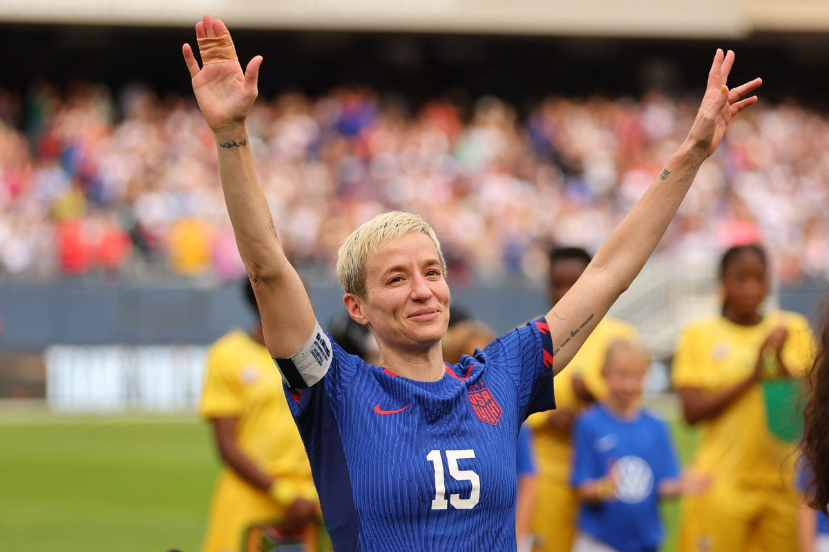 relevo's tweet photo. 🥹 El adiós a una leyenda.

Megan Rapinoe ha jugado su último partido con Estados Unidos.

𝟏𝟕 𝐚𝐧̃𝐨𝐬, 𝟐𝟎𝟑 𝐩𝐚𝐫𝐭𝐢𝐝𝐨𝐬 𝐲 𝟔𝟑 𝐠𝐨𝐥𝐞𝐬. https://t.co/7MjdMdq7E6