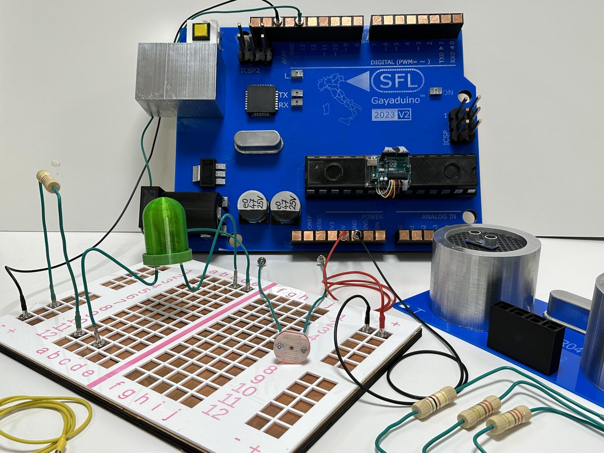 #MFR2023 #SneakPeek  🇮🇹 Cari amici appassionati di elettronica e genitori di bambini curiosi, Siamo entusiasti di presentarvi: #9Xduino! 🚀🔍 è una versione ingrandita del vostro microcontrollore preferito, l'Arduino Uno, ma con una scala di 9:1! Questo significa che è ben 9