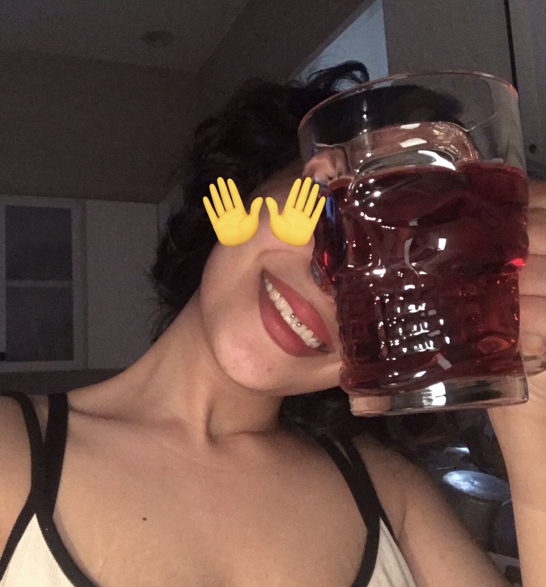 -وقد عاهدتُ نفسي 
أن  للحب لا أميل 
كيف استطعتِ أن تفعلي بي
 مالم يفعله الفارس بحروبه 

'
'