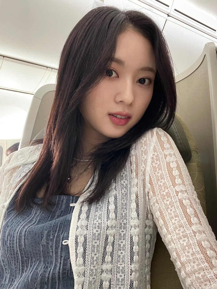 cherrybullet's tweet photo. [#메이 #MAY] 무사히 도착했어요🇻🇳❤️

#CherryBullet #체리블렛 https://t.co/0JbUlkWAtQ