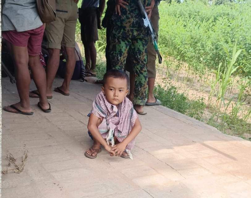 kyawthet_lwin's tweet photo. မနေ့က မြင်းမူဖြစ်စဉ်မှာ သေဆုံးသွားသူရဲ့ သားလေးက ဖအေ အလောင်းကို မကြည့်ပဲ ကြောပေးထိုင် နေတယ်။ သူ့ရဲ့ မျက်နှာလေးမှာက နာကြည်းလွန်းလို့ အံကြိတ်ထားတယ်။ ကလေးလေးရဲ့ စိတ်ဓါတ်ဒါဏ်ရာကို မြင်အောင်ကြည့်ဖို့ လိုပါတယ်။ 
စစ်တပ်ကို မျိုးဆက်အလိုက် နာကျည်းရွံ့မုန်းနေတဲ့ အခြေအနေကို ရောက် လာခဲ့ပြီ။ https://t.co/F4koCHi9BT