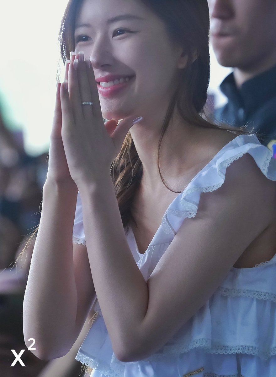 Team_BNior's tweet photo. ยิ้มหวาน ไหว้สวย มารยาทงามอย่างไทย 😊

ZHAO LUSI BA WETV
#WelcomeZhaolusiToThailand
#ประเทศไทยมีจ้าวลู่ซือแล้ว
#จ้าวลู่ซือ #ZhaoLusi https://t.co/2v3pFSRhMp