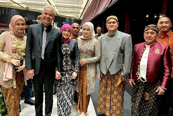 PaltiHutabarat's tweet photo. Jadi ceritanya, semalam Ganjar Pranowo hadir di acara Resepsi Pernikahannya anak bontotnya Mas Yapto  Soerjosoemarno, Yedidiah [Yedi], di JCC..

Menariknya,  Ganjar malah dapat yel-yel "Ganjar Presiden!" oleh para tamu yang hadir..

Pedihnya, disitu ternyata ada Anies yang juga juga datang dan para tamu biasa aja sambutannya..

Ditambah lagi saat Ganjar Pranowo dan Atikoh pulang diantar langsung oleh Mas Yapto. Eh teriakan "Ganjar PRESIDEN" malah semakin keras

Saat pulang Anies hanya diantar oleh mas Arief Rahman..

Aura Ganjar memang luar biasa, Anies berada satu ruangan langsung redup auranya..

Oh ya, ini sebelum Ganjar Pranowo dan Siti Atikoh nonton konser Sheila On Seven..