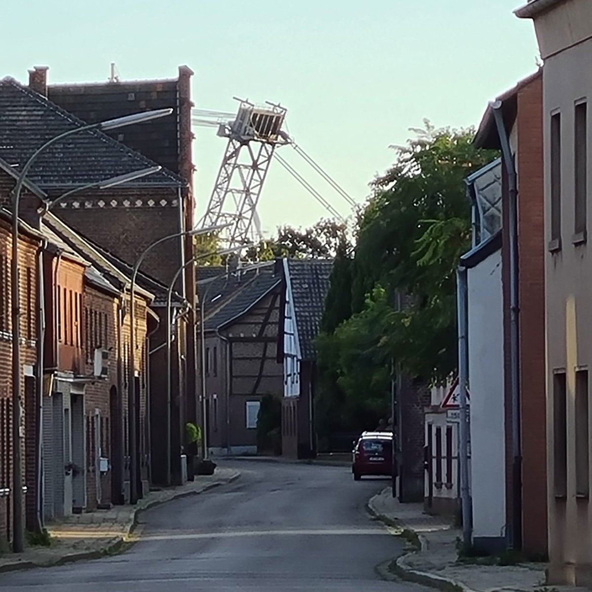 Alle Dörfer Bleiben (@alledoerfer) on Twitter photo 🚨 Entgegen der im Oktober 2022 geschlossenen Vereinbarung zwischen <a href="/RWE_AG/">RWE AG</a> und <a href="/MonaNeubaur/">Mona Neubaur</a> - 400m Abstand zu geretteten Dörfern einzuhalten - hat sich der Kohlebagger in den letzten Wochen (!) auf 368m an #Keyenberg herangegraben. <a href="/gruenenrw/">B'90/Die Grünen NRW</a>: Stehen Konzerne über dem Gesetz? 🚨 Entgegen der im Oktober 2022 geschlossenen Vereinbarung zwischen <a href="/RWE_AG/">RWE AG</a> und <a href="/MonaNeubaur/">Mona Neubaur</a> - 400m Abstand zu geretteten Dörfern einzuhalten - hat sich der Kohlebagger in den letzten Wochen (!) auf 368m an #Keyenberg herangegraben. <a href="/gruenenrw/">B'90/Die Grünen NRW</a>: Stehen Konzerne über dem Gesetz?
