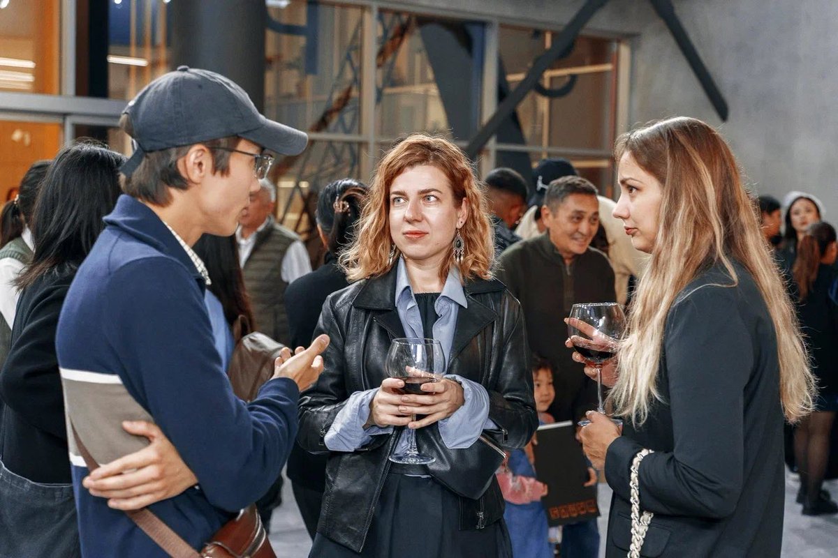 I don’t like myself on this foto, but my friends like)) who is right? At the opening of KULANSHI exhibition 
#nftart