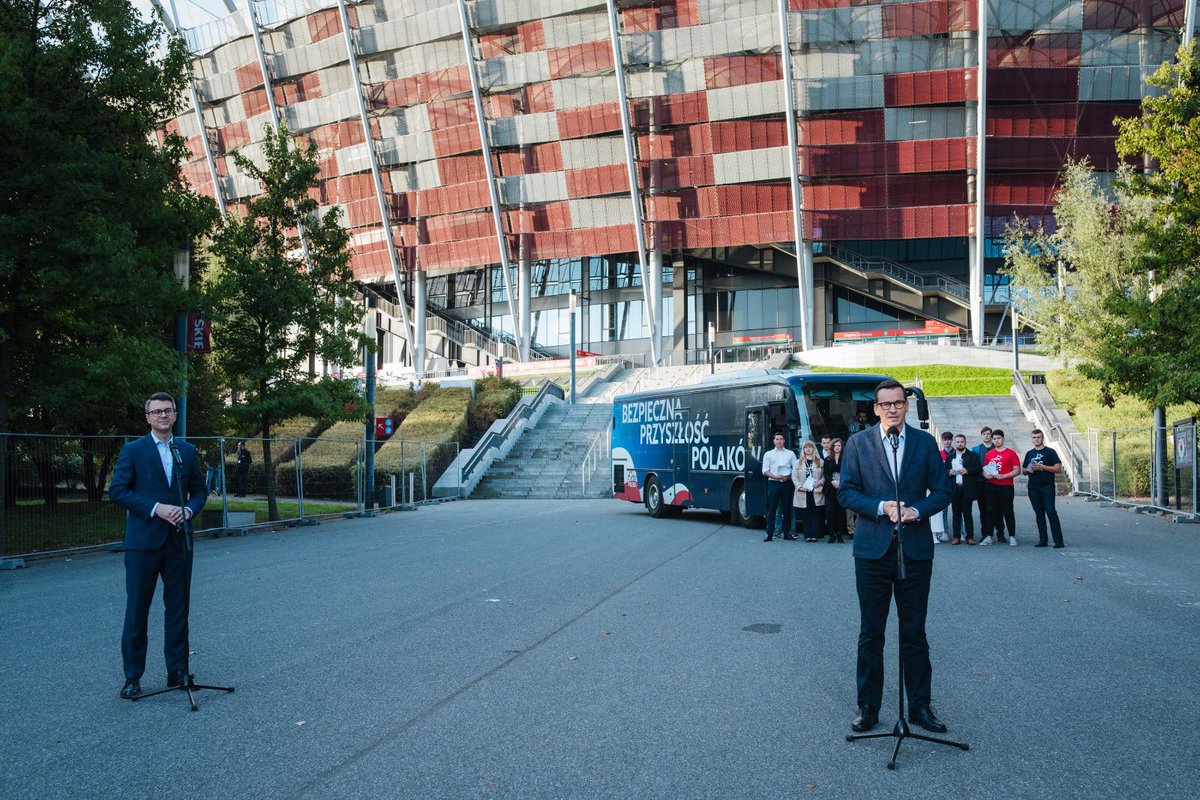 Szafarowicz2001's tweet photo. Od rana #PiSbus w trasie 💪

O 7.30 konferencja Premiera @MorawieckiM przy Stadionie Narodowym, teraz czas na kurs na wschód od #LiniaTuska. Pierwszy przystanek - Lubelszczyzna 😊👏🇵🇱

Z solidnym wsparciem ekipy @FMPiS_Oficjalny ✌️ https://t.co/UJS7auj3Rk