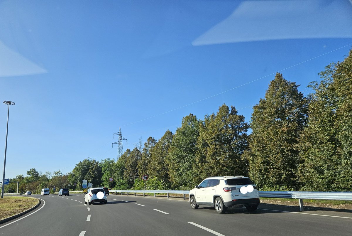 VolaMalpensa's tweet photo. Installati nuovi guardrail svincolo rotatoria #Malpensa T1 provenendo da #Milano, basteranno scoraggiare la #sosta selvaggia dopo uscita da #ss336?
Purtroppo le auto continuano occupare corsie di emergenza e uscita provenendo da Castano mettendo a rischio la sicurezza di tutti https://t.co/rivXspu0Rt