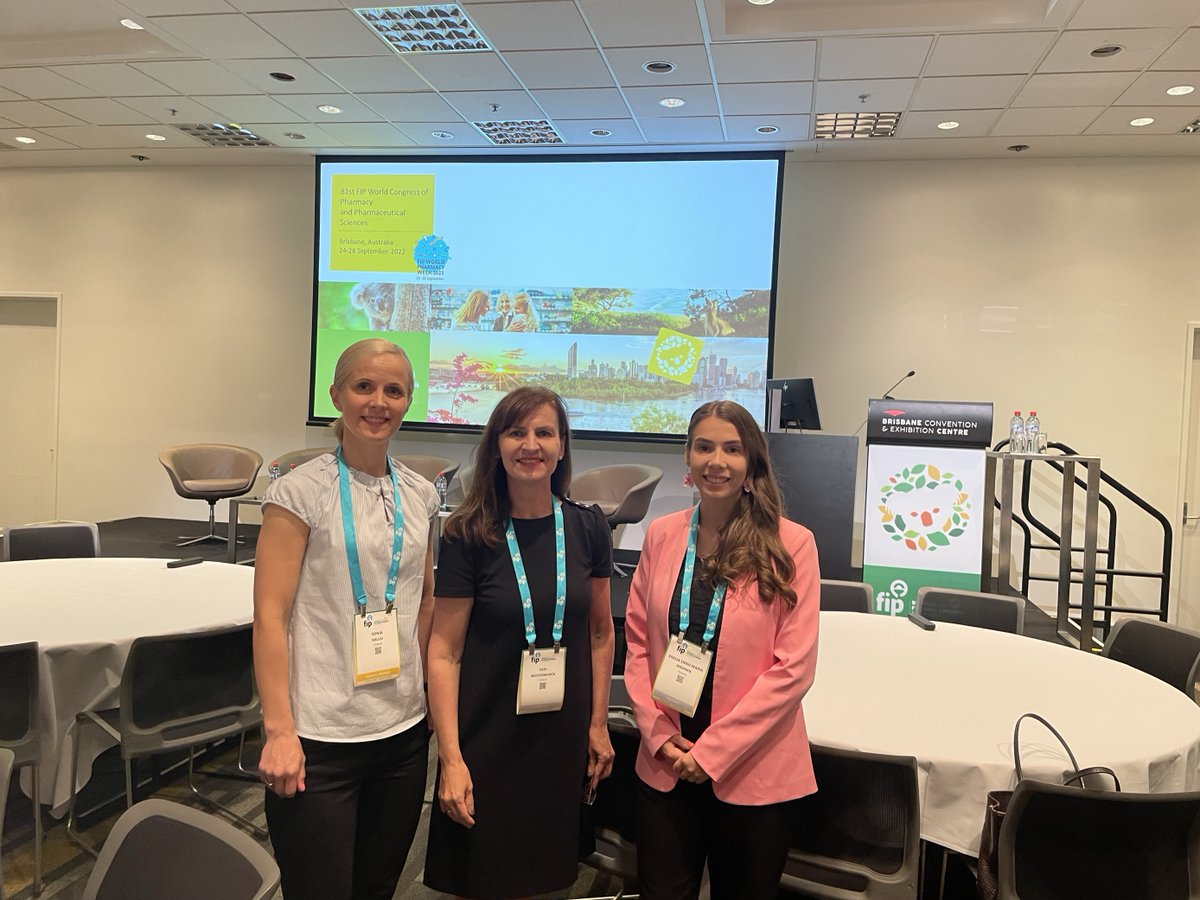 Apteekkarit's tweet photo. Suomen Apteekkariliitto mukana farmasian maailmanjärjestön FIP:n kokouksessa Australiassa. Kuvassa liiton vpj. Sari Westermarck (keskellä), liiton lääkepoliittinen asiantuntija Sonja Kallio (vasemmalla) ja väitöskirjatutkija Emilia Mäkinen (oikealla). #FIP2023 #farmasia https://t.co/DEmkzzfglx