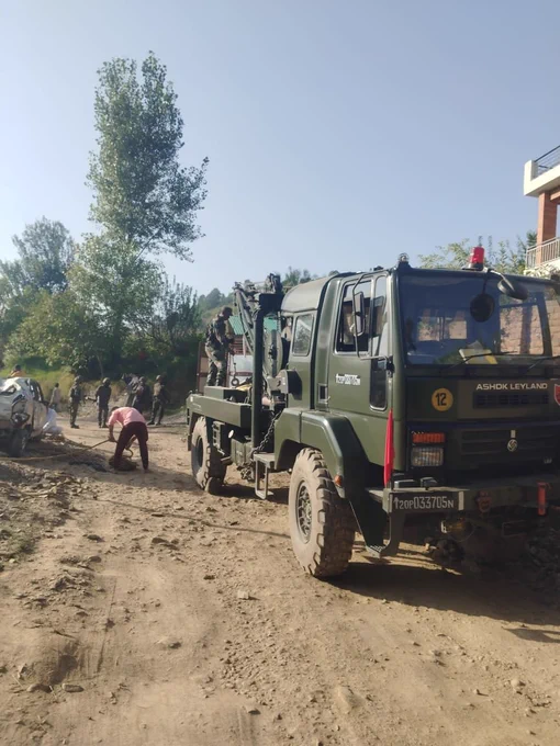 ShimonaSharma3's tweet photo. #IndianArmy successfully executed a 4-hour #RecoveryOperation near Faislabad, #Surankote, #Poonch (J&K). Local People appreciate Indian Army for Their great service for this nation.
#BadaltaJK
Namaste
#Prabhas
#MondayMotivation
#HDFCSKY
Anambra
The Speaker
Shubman Gill
Joselu https://t.co/1QxYhNDJFv