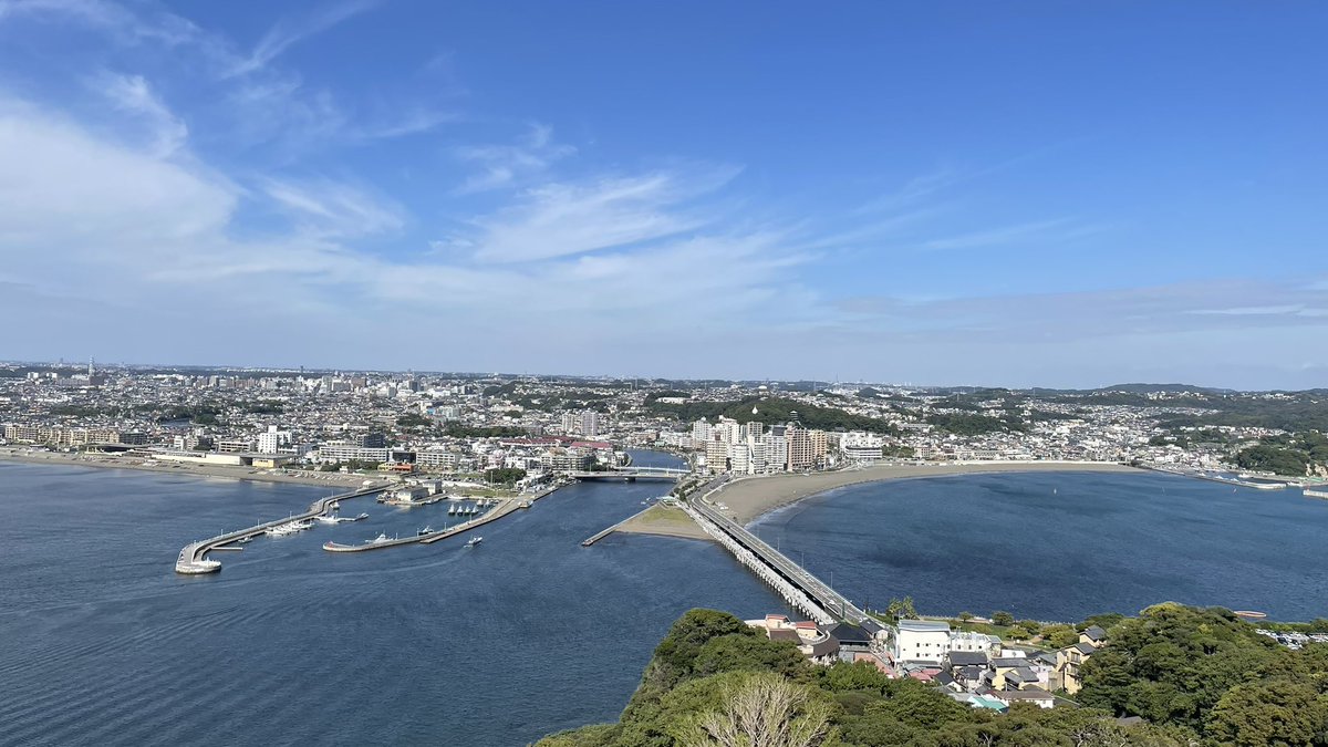 「展望台からの眺めはさらに絶景ですね〜! 」|鷹なゆのイラスト