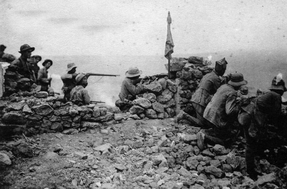 PlataformaMill1's tweet photo. #TalDiaComoHoy el 25 de septiembre de 1924, las I y II Banderas de #LaLegión reciben la orden de levantar el cerco que mantiene el enemigo sobre #Tarance y #Ramaba.
Ambas Banderas demostrarán el espíritu único y sin igual de sus #legionarios rompiendo el cerco en combates. https://t.co/9XXae1kEsG