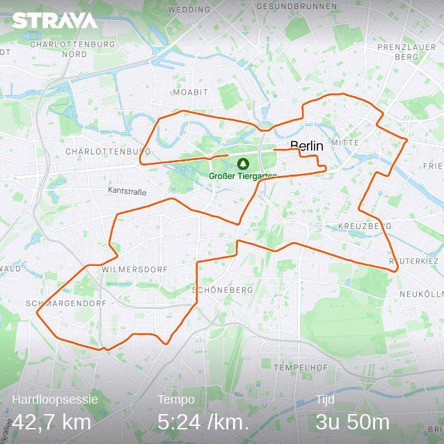 Met heel veel ⁦<a href="/loopmaatjes/">Loopmaatjes</a>⁩ ⁦<a href="/berlinmarathonE/">BMW BERLIN-MARATHON</a>⁩ gelopen. ⁦<a href="/Lopen_is_leuk/">Lopen is leuk! 🇳🇱</a>⁩ in zo’n stad. ⁦<a href="/hardloopvriend/">Hardloopvriend</a>⁩ gemaakt en nu ff uitrusten.