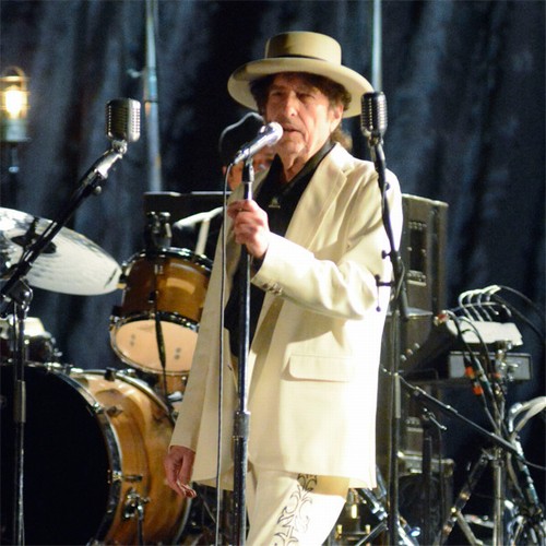 Sugarmedown's tweet photo. Sugarmedown music Bob Dylan surprises crowd with Heartbreakers set at Farm Aid https://t.co/rByEdioA43 https://t.co/PmLjh2cZGq