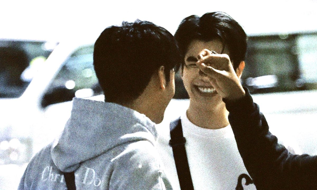 Cynthia_MP1515's tweet photo. [20230924] Airport BKK 🛫 CDG

Look at P'Mile's super sweet smile when the staff fixed N'Po's hair during the photoshoot, I'm cryinggg 😭😭😭

©️: @belle_laddawan, @kanasocute 
#MilePhakphum x #Nnattawin
#MileApoFlyToDiorSS24 https://t.co/eI6HTzoWUo