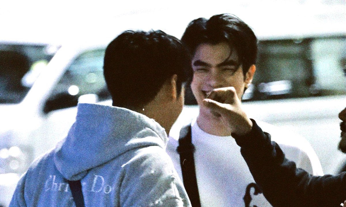 Cynthia_MP1515's tweet photo. [20230924] Airport BKK 🛫 CDG

Look at P'Mile's super sweet smile when the staff fixed N'Po's hair during the photoshoot, I'm cryinggg 😭😭😭

©️: @belle_laddawan, @kanasocute 
#MilePhakphum x #Nnattawin
#MileApoFlyToDiorSS24 https://t.co/eI6HTzoWUo