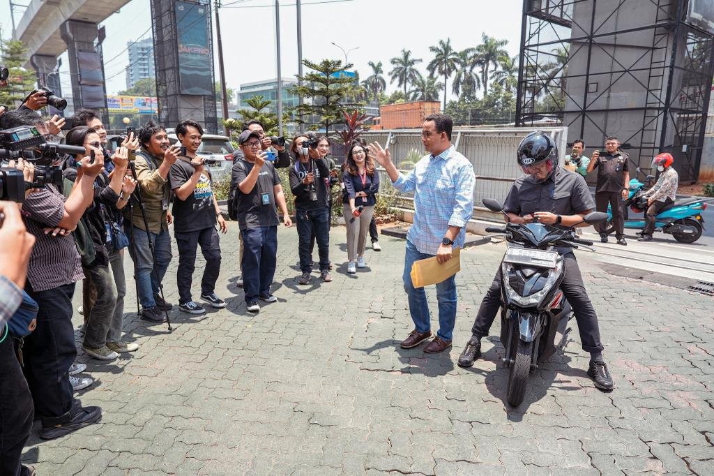 Mengurus SKCK buat melamar kerja. 😊 Terima kasih buat para petugas yang telah membantu di loket pelayanan masyarakat Baintelkam Polri di Cilandak.

Semoga ikhtiar kita dilancarkan. Bantu aminkan ya. 🙏🏼