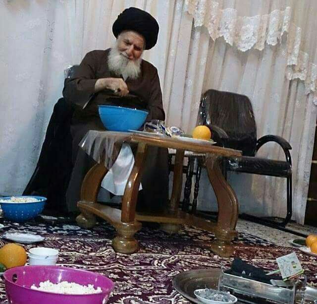 NasserAbuLL's tweet photo. صورة للمرحوم آية الله السيد تقي القمي قدس سره كان فيها يحتفل بعيد #فرحة_الزهراء ع https://t.co/xLqV0Nkbk6