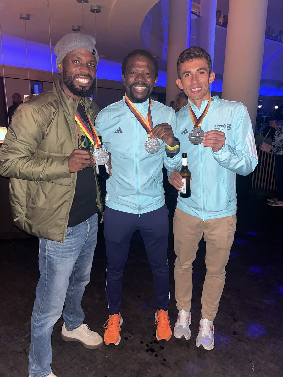 Mhandla_B's tweet image. Berlin marathon after-show party! 🎈🎉
#BerlinMarathon2023 
#berlinlegend 
#runforjoy