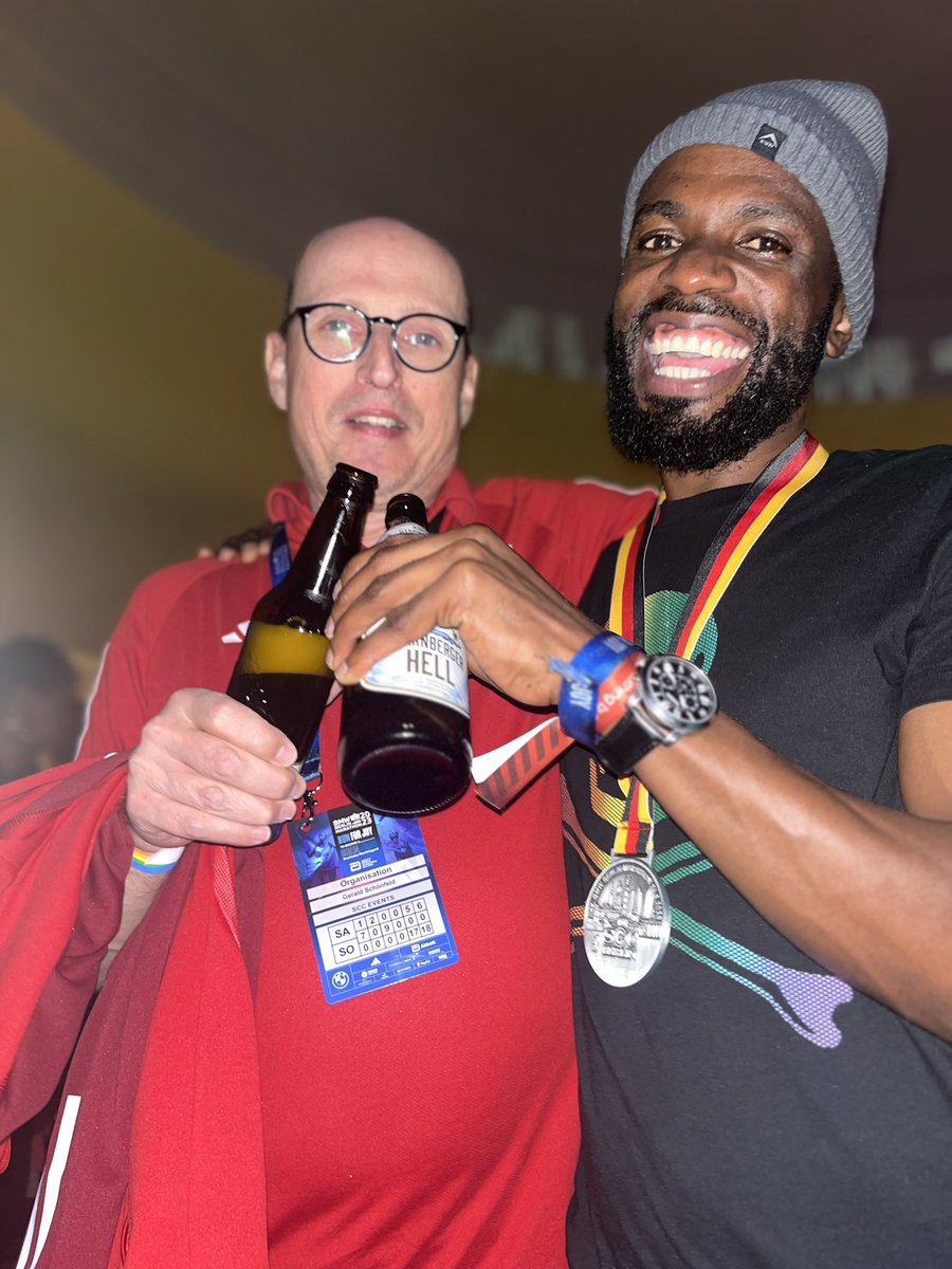 Mhandla_B's tweet image. Berlin marathon after-show party! 🎈🎉
#BerlinMarathon2023 
#berlinlegend 
#runforjoy