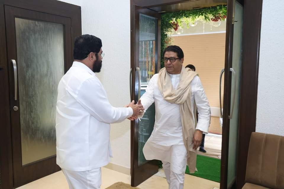 mnsreport9's tweet photo. सन्माननीय राजसाहेब ठाकरे यांनी मुख्यमंत्री श्री एकनाथ शिंदे यांच्या वर्षा निवासस्थानी गणपती बाप्पाचे दर्शन घेतले. https://t.co/WmYuJQbeAE