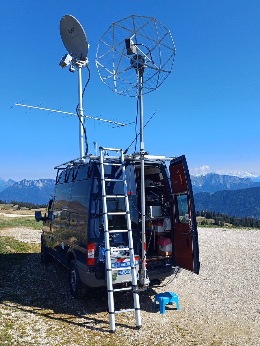 Excellent JA (activity WE) at Semnoz JN35BS 1600 m ASL. 24 QSO on 10 GHz including 4 stations in Belgium at over 450 Km, 8 on 5.7 GHz, and 5 on 1.2 GHz. I abandoned the 23 cm because there were too many requests ON 3 and 6 cm. 73 Jean-Paul F5AYE
