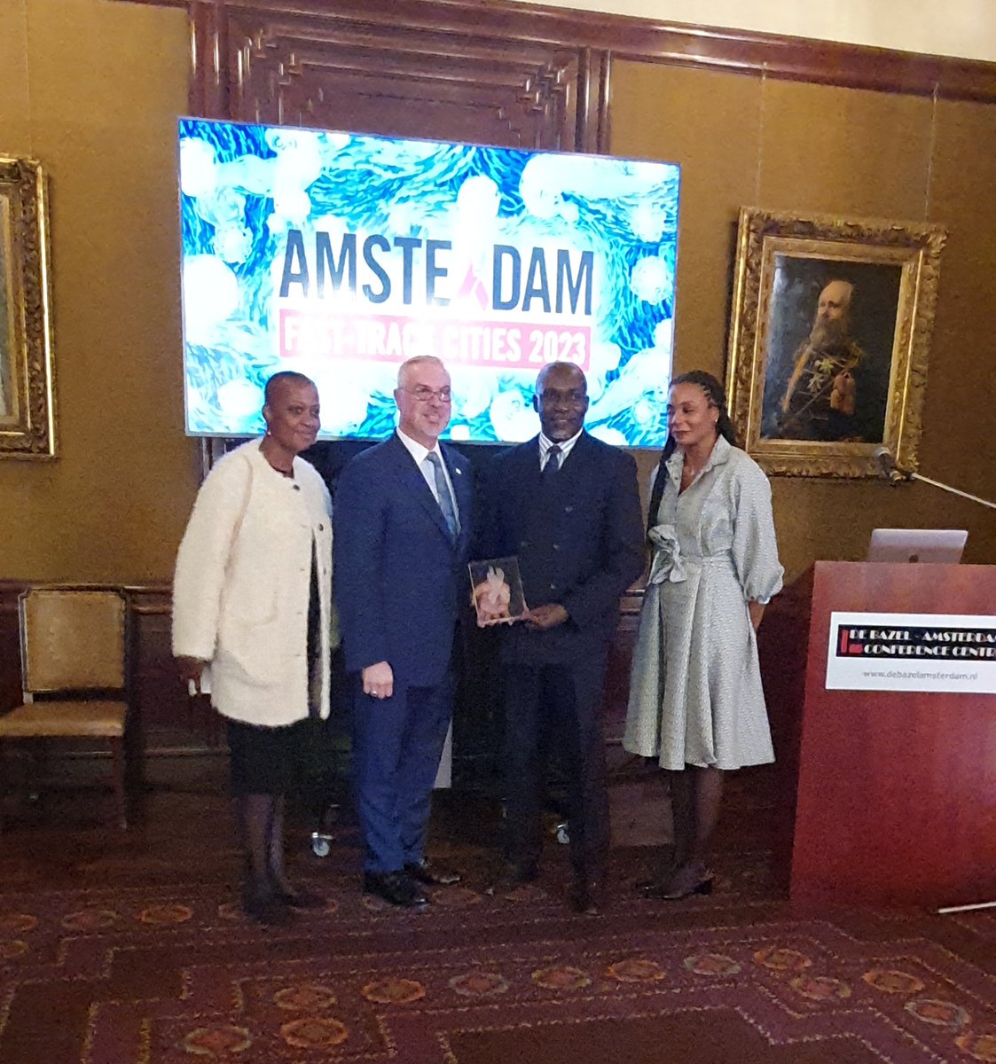 Mayor of eThekwini Mxolisi Kaunda receives a Fast-Track Cities Excellence Award for excellent HIV response in eThekwini. He committed the city of <a href="/eThekwiniM/">eThekwini Municipality</a> to end AIDS by 2030. <a href="/UNAIDS_ZAF/">UNAIDS South Africa</a>