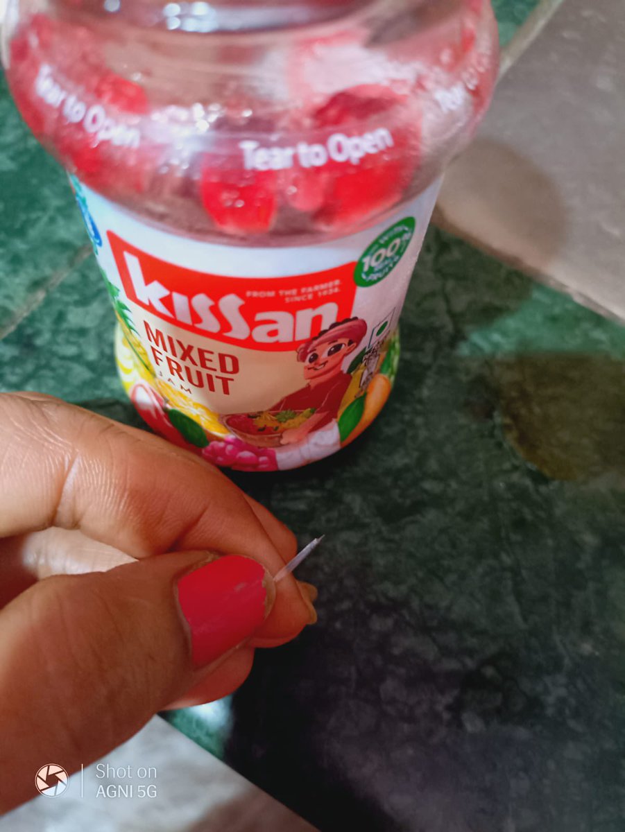 gurvindarsingh4's tweet image. I purchased a brand ne bottle of Kisaan jam , when opened and jam eat by 3 years old daughter she start bleeding from her mouth after that we check bottle of jam found some small pieces of glass in jam @KissanIndia @MoHFW_INDIA @noida_authority