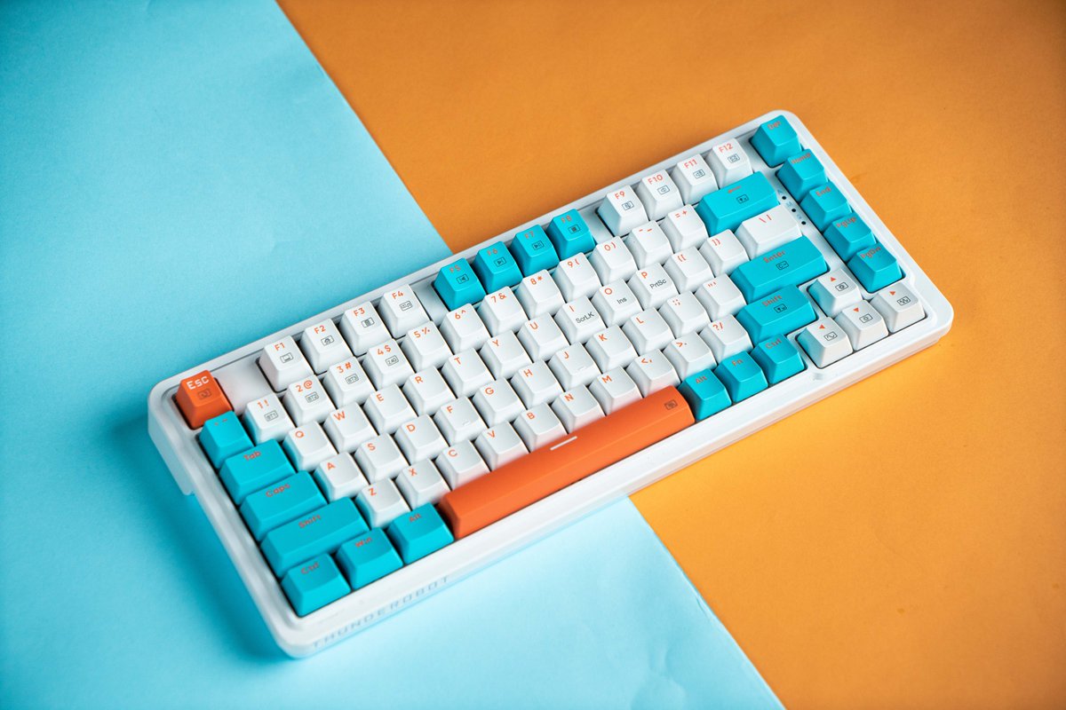 ThundeRobotINT's tweet photo. With its unique ergonomic layout and adjustable key positioning, #K75 ensures optimal comfort and reduces strain, allowing you to type for hours without fatigue.
#ThundeRobot #keyboard https://t.co/wYwydGf9OK