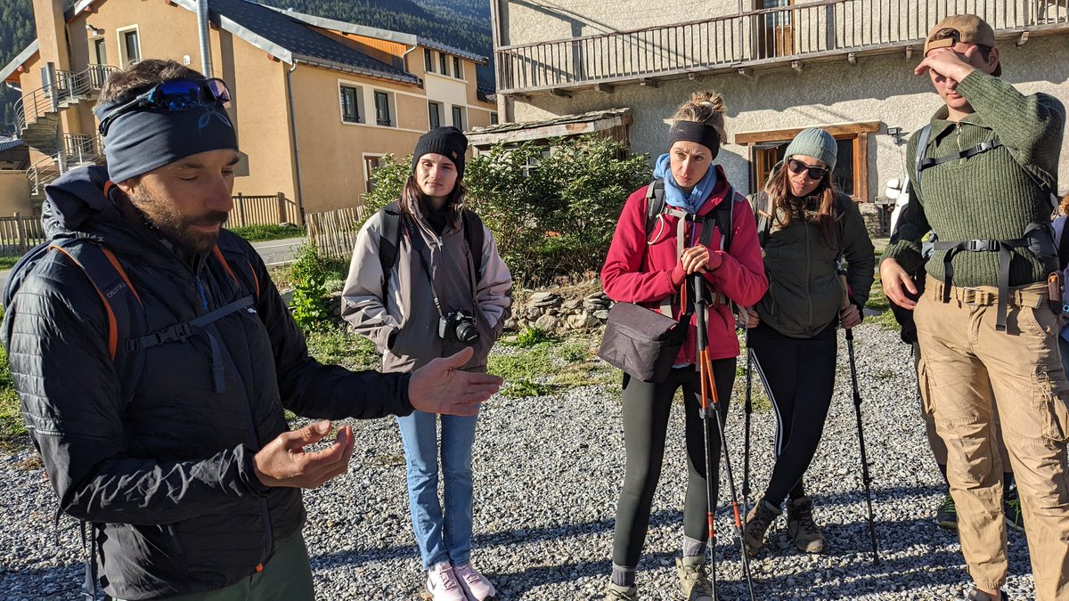 mchambru's tweet photo. 📍 Début du stage terrain #CROSCUSgre avec @LabexITTEM et @CcstMaster

⚒️ Baptiste Damevin, guide de haute-montagne nous emmène voir les affleurements de gypse sur les hauteurs de #Bramans et nous explique les raisons de l'opposition locale au projet de son extraction https://t.co/Xl4z5tuyjU